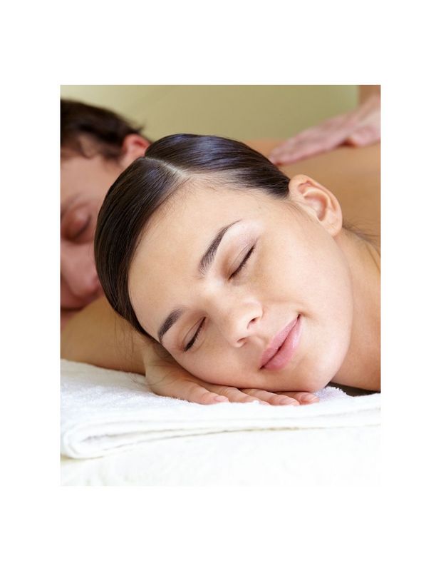 Primero lo primero: ¿qué es un masaje en pareja? 